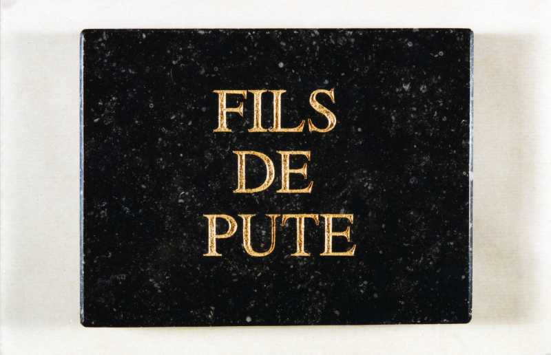 Plaque mortuaire Fils de pute (marbre, gravure feuille d'or 2001) (1)