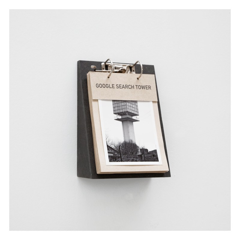 Eric Tabuchi, Google search tower (Fairy Hole), 2010 18 photographies sur papier baryté, classeur mural,poster Dimensions variables Crédit photo: Eric Tabuchi