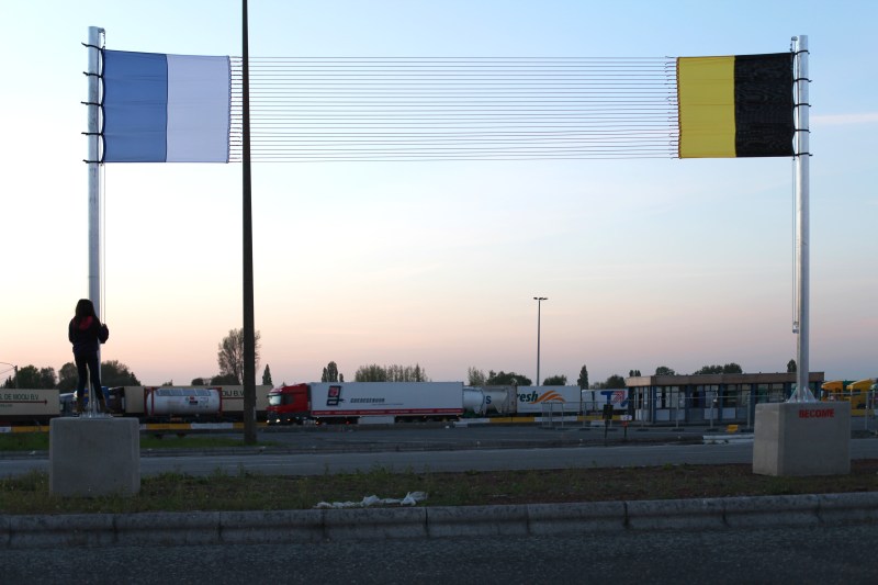 Drapeau de la zone P.E.Z., plots béton, mâts, pavillons, sandows rouges, (6X9M)
