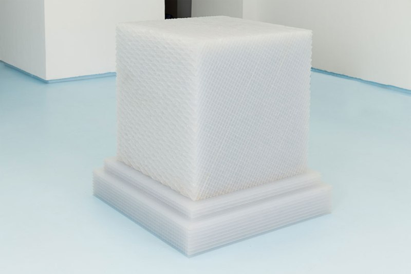 Cubikron 2.0, 2013, plastique alvéolaire, 97 cm x 95 cm x 95 cm (Courtesy / Chez Valentin)