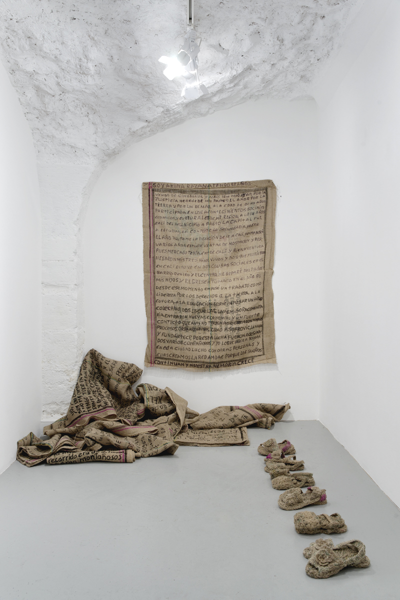 De Villahermosa, détail recto/verso d’un sac de jute, 2010, photographie 1 et 225 x 25 cm, vue de l’exposition, 2013, galerie Dohyang Lee, photo © Aurélien Mole.