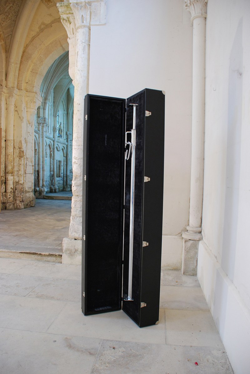 « étai », 2008. Etai chromé, matériaux divers pour l’étui. Taille réelle.