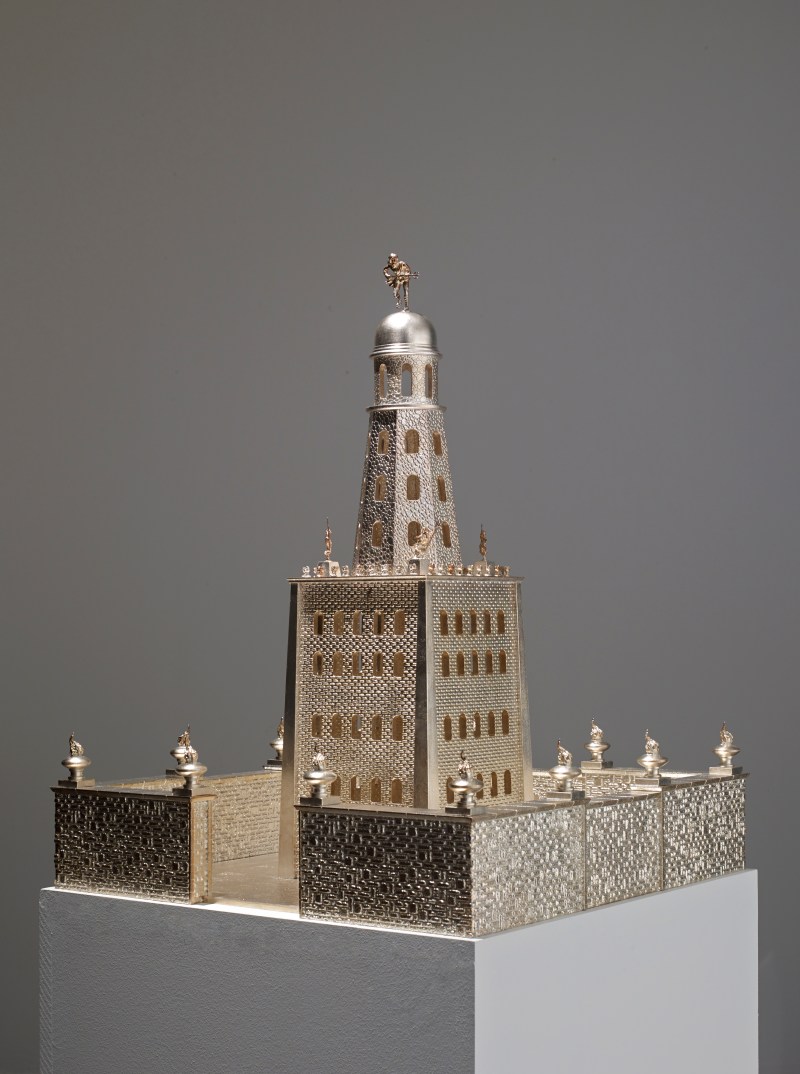 Ellie Ga, The Grand Replica, 2013 Sculpture en bois et feuille d’argent, 79 x 66 x 66 cm Photo : Marc Domage 