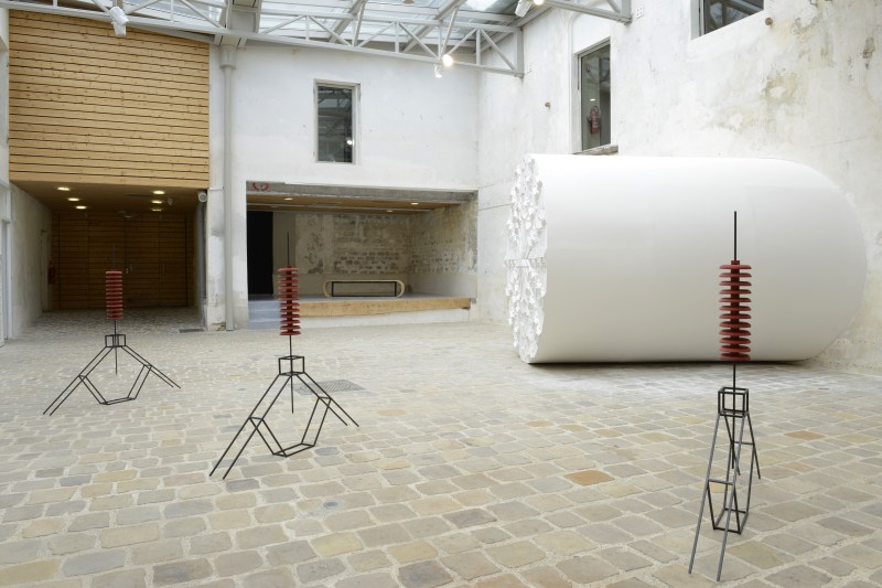 Vue de l’exposition Formes emprei(u)ntées, Isolateurs/ De mémoire, Le Tunnelier d’Inti et Chenille. 