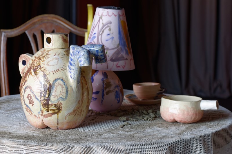 Laure Prouvost, Wantee, 2013, techniques mixtes, vidéo (14 min). Vue de l’installation MDAC Rochechouart.  Courtesy de l’artiste et de Mot International (Londres, Bruxelles). Photo Aurélien Mole