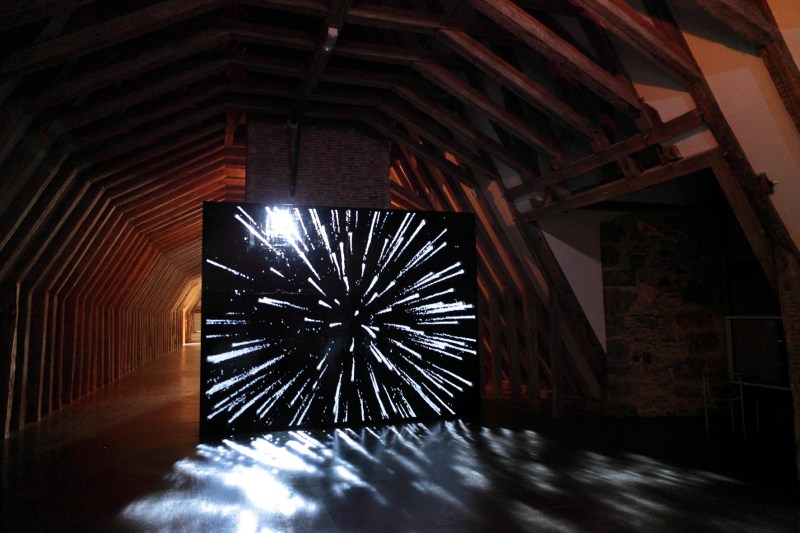 Albatros, 2009 Dispositif in situ, exposition Nous tournons en rond dans la nuit, MDAC de Rochechouart Œuvre conçue en 2003 à l'occasion de l’exposition personnelle Albatros au MAMCO, Genève Projection vidéo noir et blanc sur mur laqué noir Collection MDAC de Rochechouart Photo Freddy Lessault © ADAGP Claude Lévêque. Courtesy the artist and kamel mennour, Paris