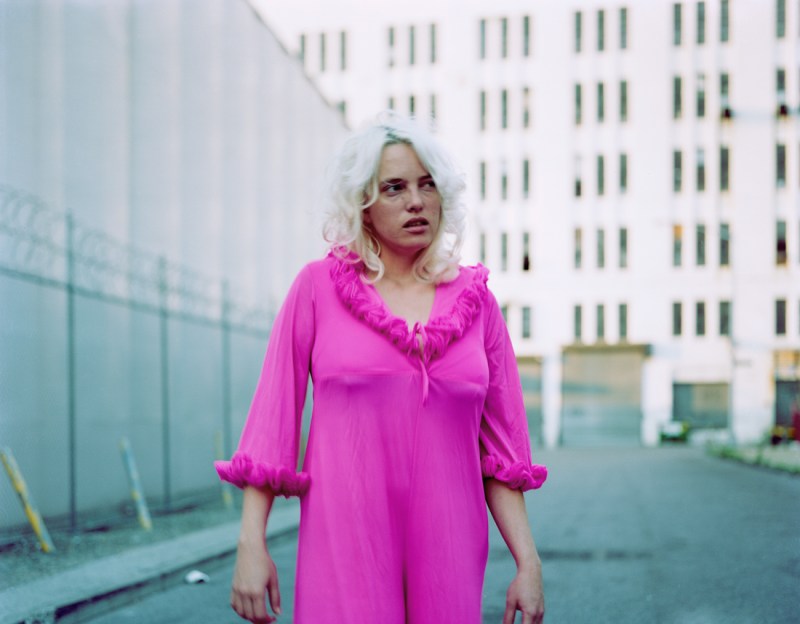 Valérie JOUVE, Sans titre, n° 50, 1998, Photographie couleur, 115 x 148 cm, Collection MDAC de Rochechouart